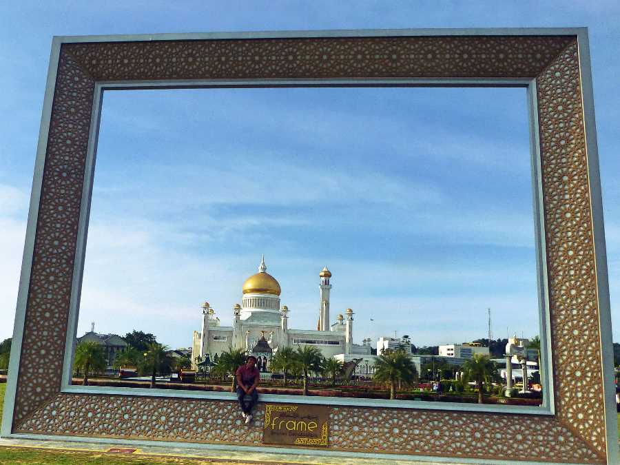 Framed. Bandar Seri Begawan, Brunei