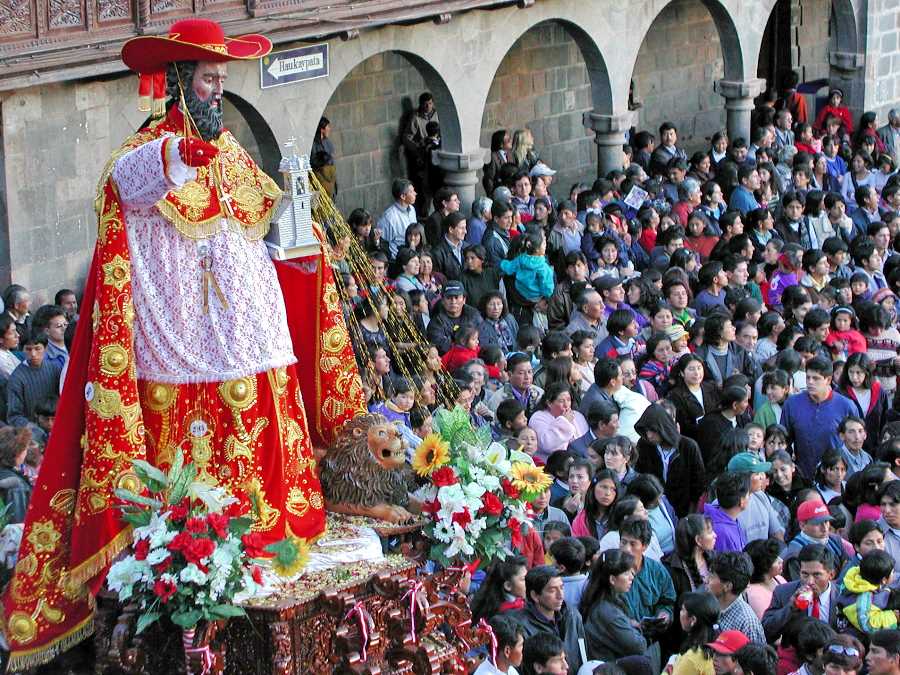 The following day after Mass processions from different churches around the city carry statues of saints and virgins to Cusco’s Cathedral