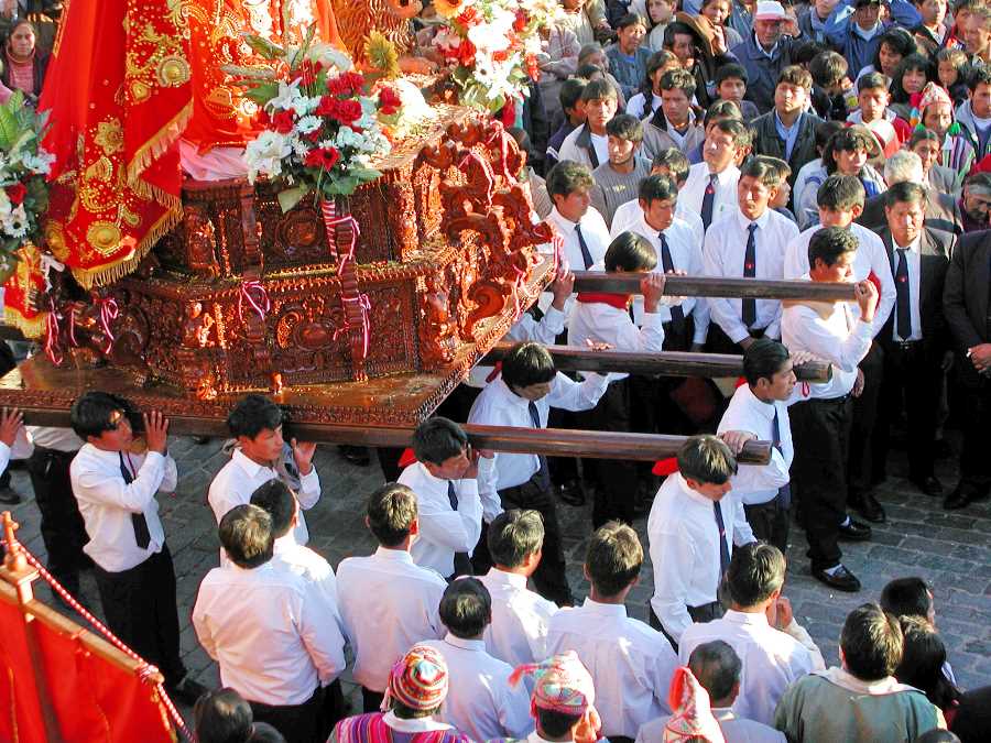 There they ‘greet’ the body of Christ; the statues made to do a little bow or curtsey by their bearers