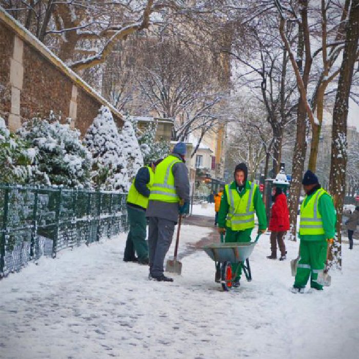 Parisian public workers trying to remove snow.