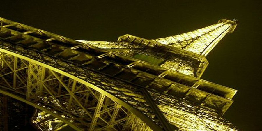 Edna Zhou lives in Paris