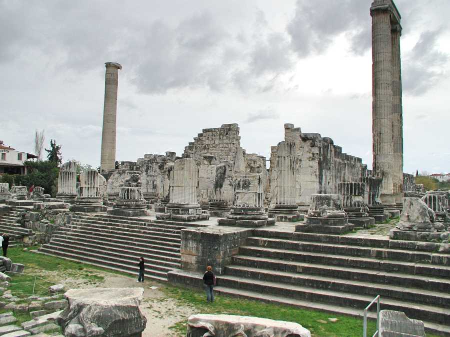 Though traffic has recently been diverted away from the Apollo Temple, it is still possible to catch a glimpse of the Greek ruin from buses running from one end of town to the other
