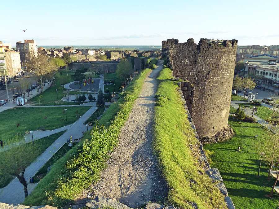 Walking around Diyabakir’s celebrated Roman walls